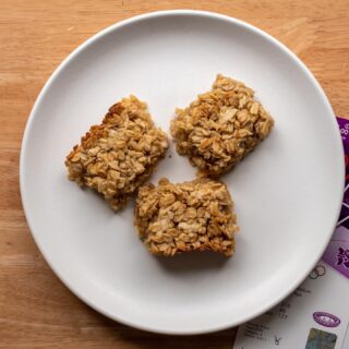 Our first London bake is something I wanted to try for a while - flapjacks! It didn’t go according to plan thanks to a vegan butter shortage, but they were still tasty! You can find the recipe and my #dairyfree substitutions on the blog. Link to post in bio!
